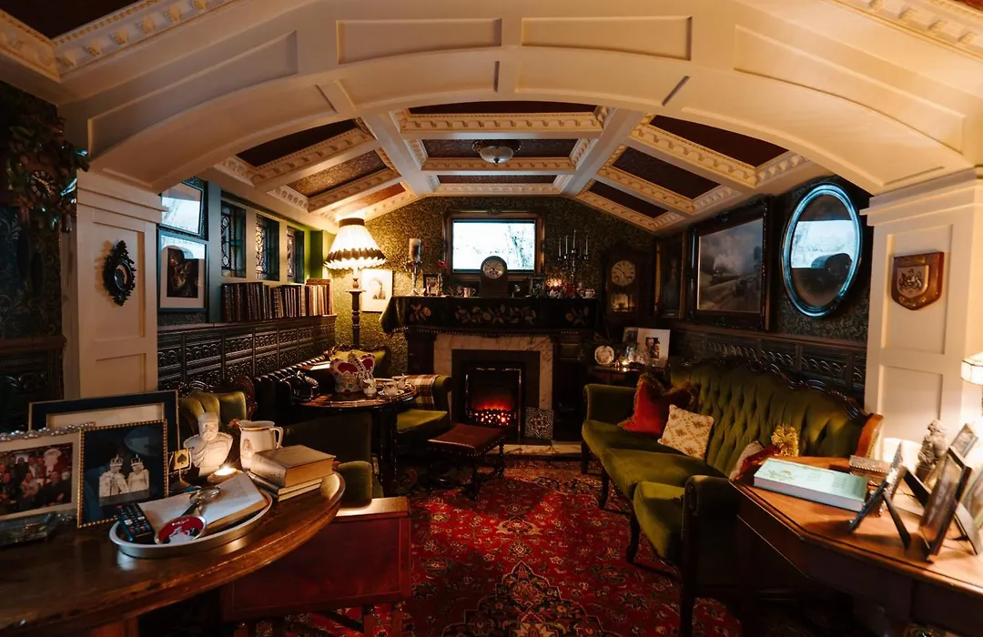Sheddington Manor - 2 Bedroom Guest House & Cinema-1