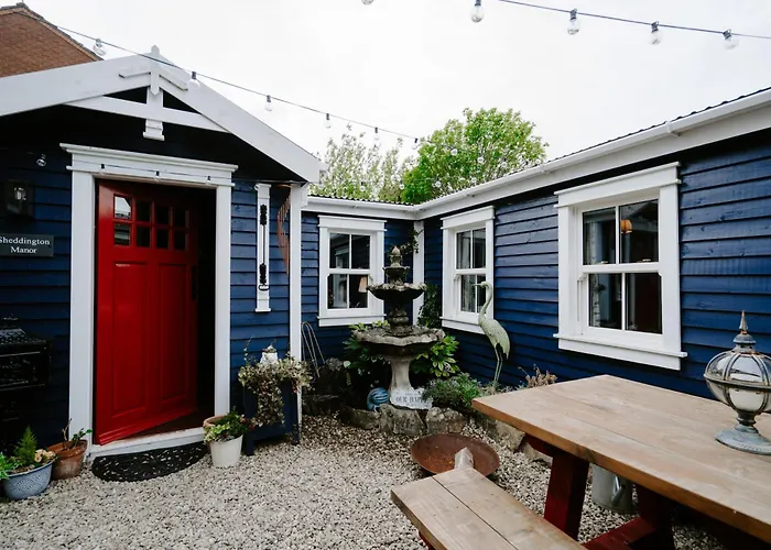 Sheddington Manor - 2 Bedroom Guest House & Cinema Belfast